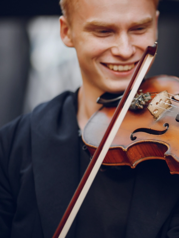 Guy with violon