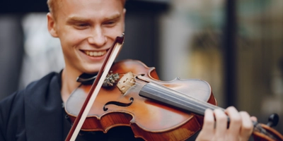Guy with violon